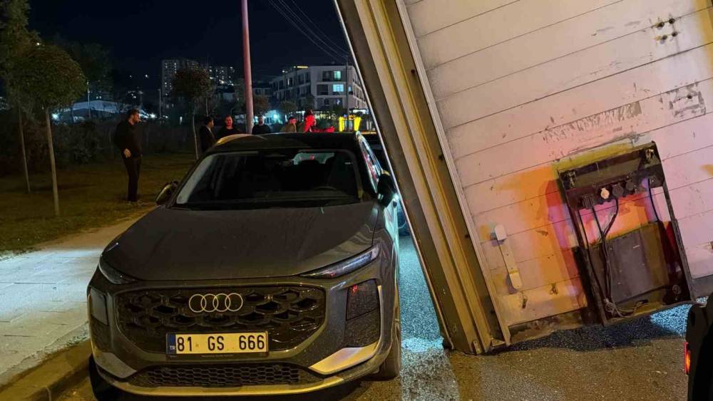 Tırın kafasından ayrılan dorse yola devrildi: 3 ara&ccedil; kıl payı kurtuldu
