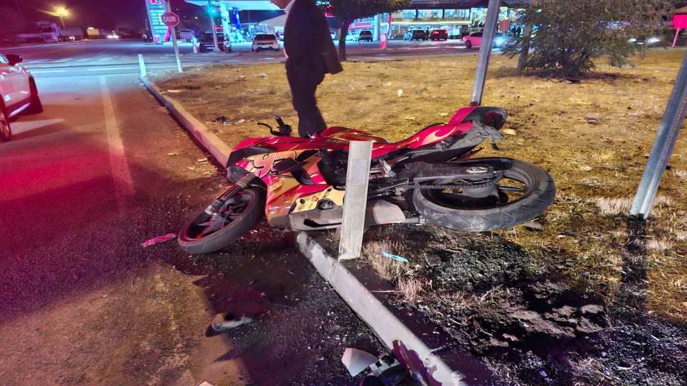 Bing&ouml;l&rsquo;de otomobil ile motosiklet &ccedil;arpıştı:2 yaralı
