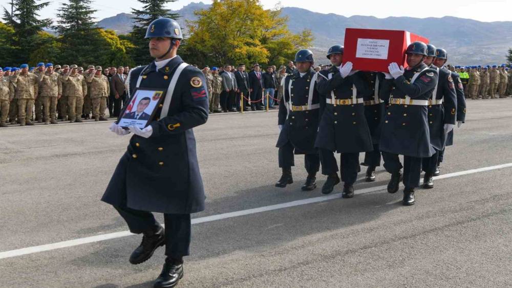Tunceli’de trafik kazasında hayatını kaybeden Uzman Çavuş Yılmaz memleketine uğurlandı
