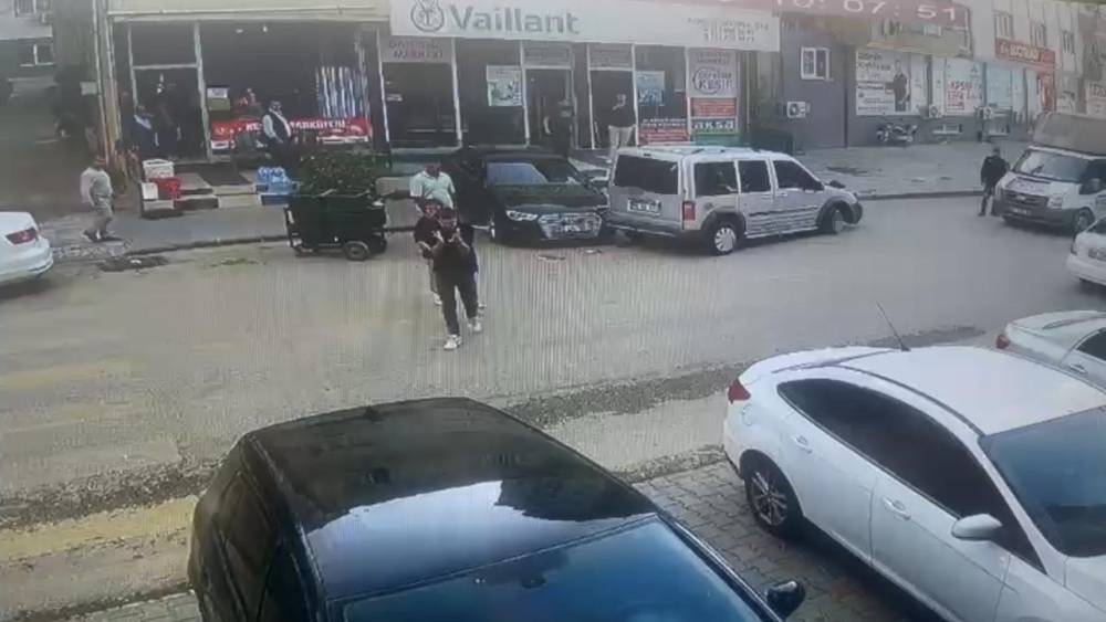 Kontrolden çıkan otomobil park halindeki araca çarptı: Temizlik işçisi son anda kurtuldu
