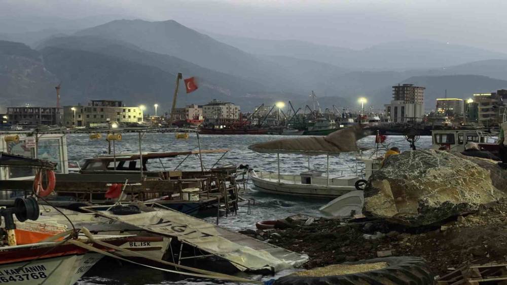 Hatay’da fırtınanın etkisiyle 5 tekne ve 1 yat alabora oldu

