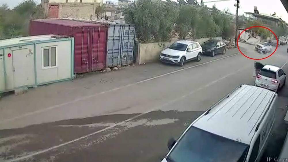 Otomobille çarpışan motosiklet sürücüsünün havada taklalar attığı anlar kamerada
