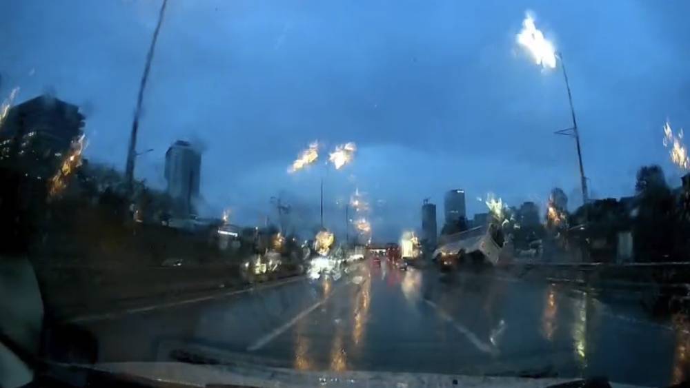 Maltepe’de minibüsün devrildiği anlar kamerada
