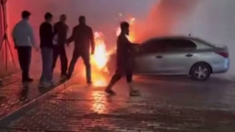 Gaziantep’te park halindeki otomobil alev alev yandı
