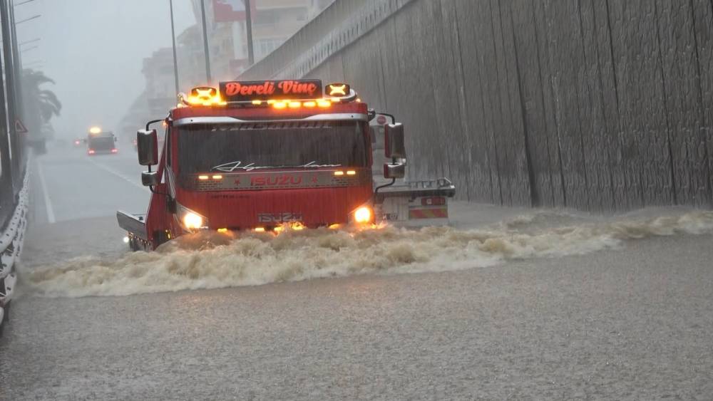 Alanya’da sağanak yağış trafiği felç etti
