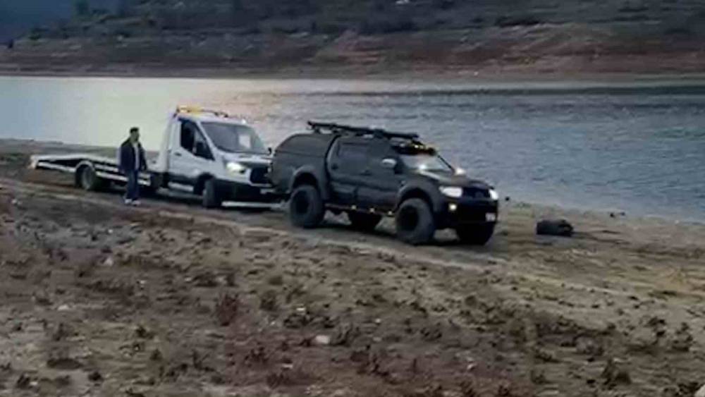 Çamura saplanan oto kurtarıcıyı pikap kurtardı
