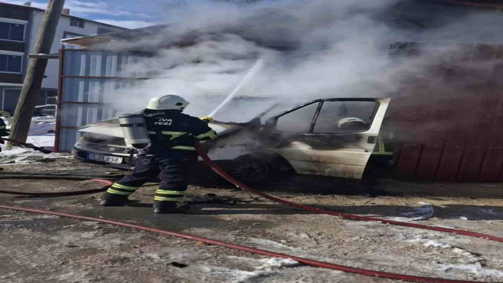 Suluova&rsquo;da park halindeki kamyonet yandı
