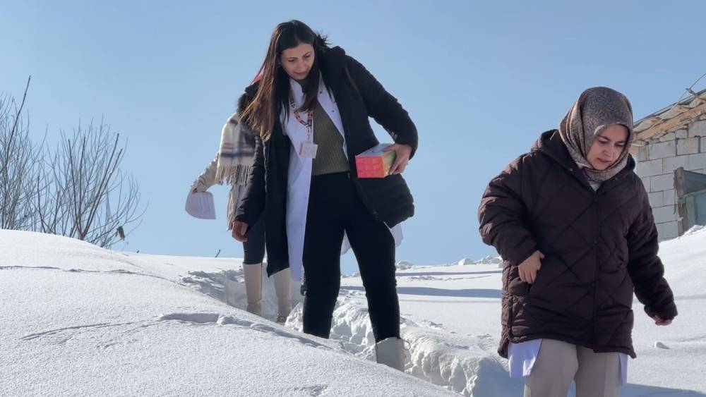 Y&uuml;ksekova&rsquo;da sağlık ordusu zorlu coğrafyaya meydan okuyor: 1,5 metrelik karı aşarak vatandaşlara şifa dağıttılar
