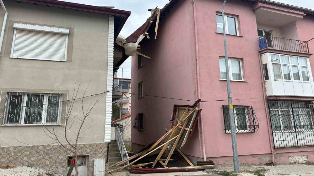 Uşak&rsquo;ta kuvvetli fırtına hayatı olumsuz etkiledi
