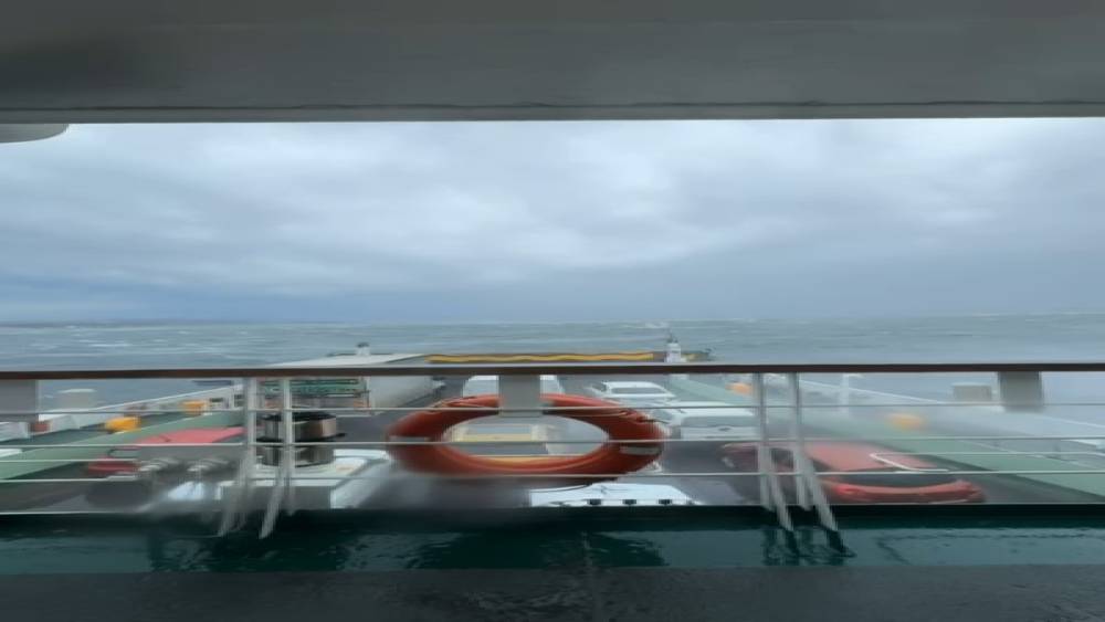 Eskihisar iskelesine yanaşamayıp s&uuml;r&uuml;klenen arabalı feribot g&uuml;venli b&ouml;lgede fırtınanın ge&ccedil;mesini bekliyor
