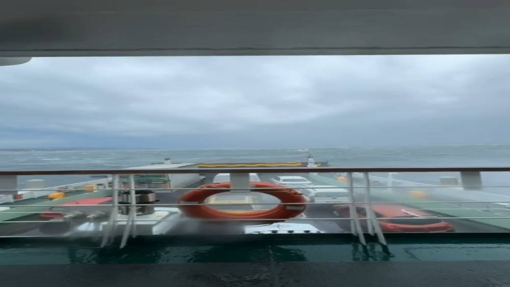 Top&ccedil;ular-Eskihisar seferini yapan arabalı feribot fırtınada s&uuml;r&uuml;klendi
