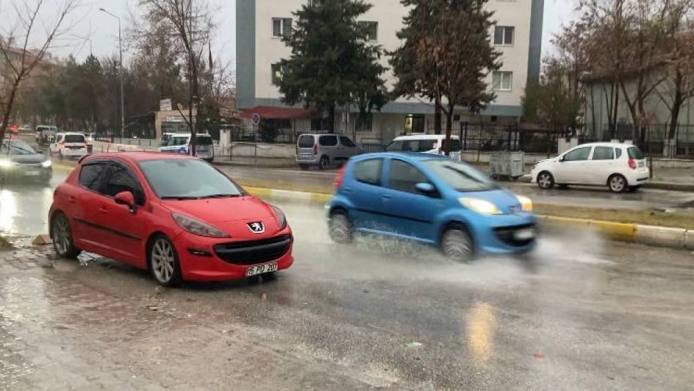 Isparta&rsquo;da sağanak ve fırtına hayatı olumsuz etkiledi
