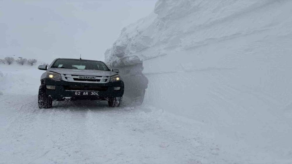 Tunceli&rsquo;de karla m&uuml;cadele &ccedil;alışmaları gece g&uuml;nd&uuml;z s&uuml;r&uuml;yor
