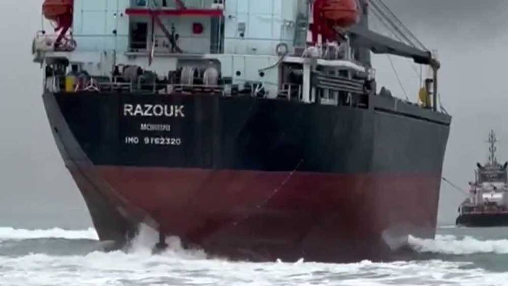 Sarıyer&rsquo;de karaya oturan gemi kurtarıldı
