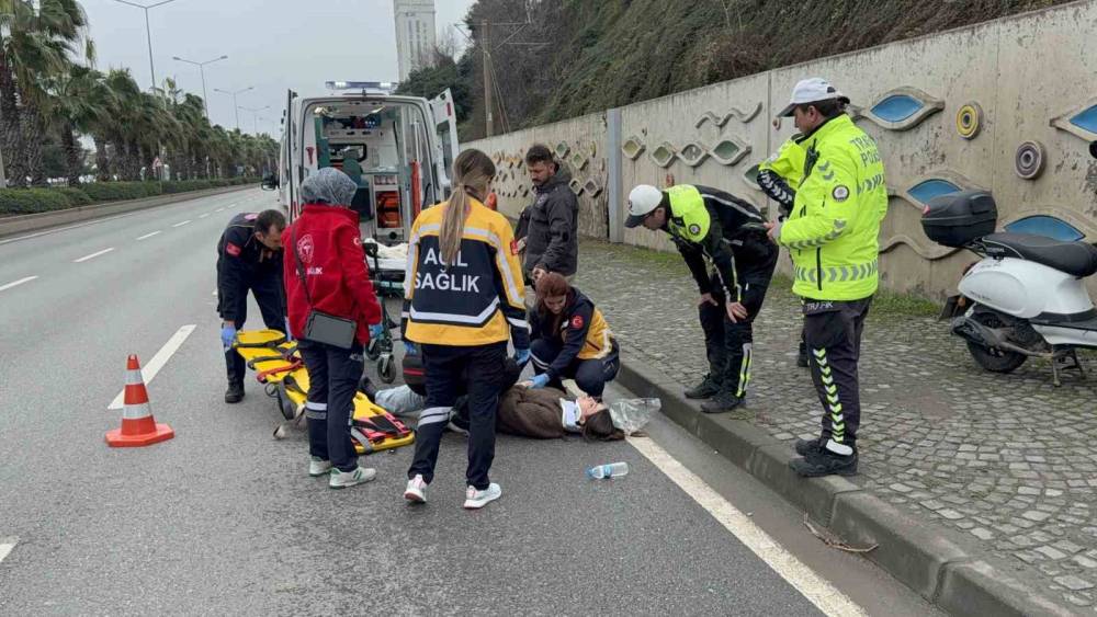 Samsun&rsquo;da motosikletli gen&ccedil; kadın yaralandı
