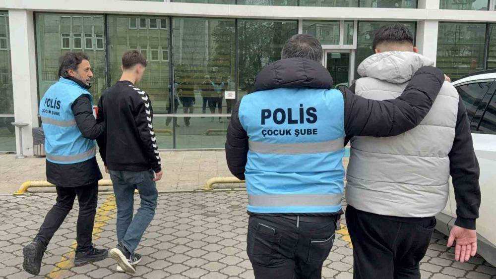 Trabzonspor otob&uuml;s&uuml;n&uuml; taşlayan 5 kişiye adli kontrol
