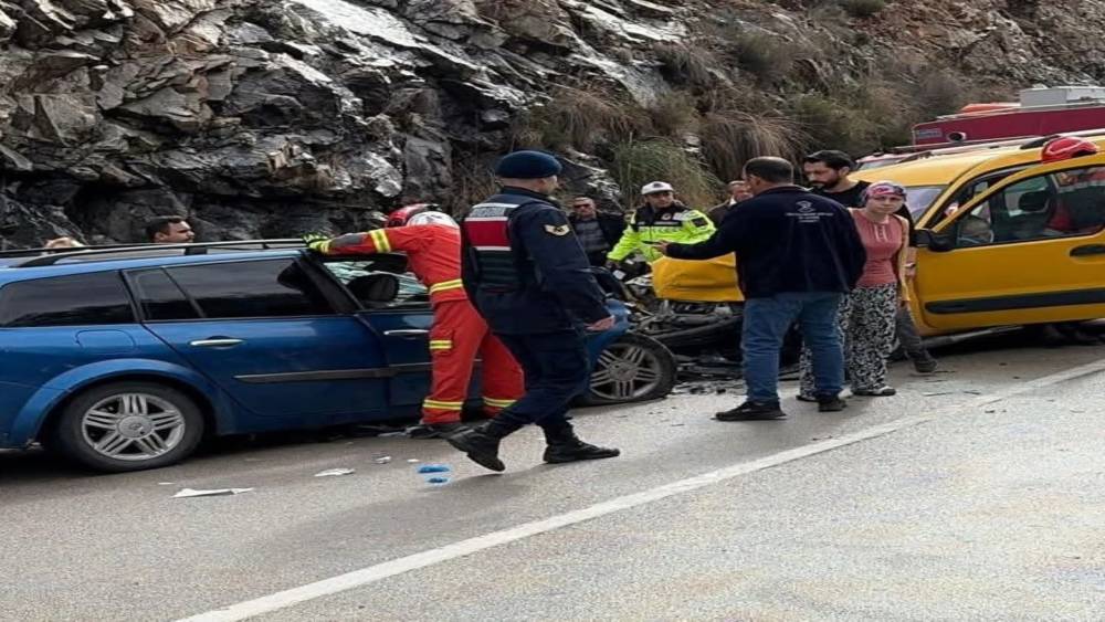 İki aracın kafa kafaya &ccedil;arpıştığı kazada 2 yaşındaki &ccedil;ocuk hayatını kaybett: 6 yaralı
