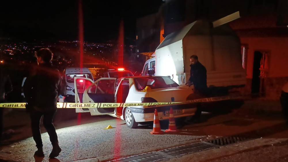 Eski eşinden &ccedil;ocuğunu almaya giden adam, silahla vurularak ağır yaralandı
