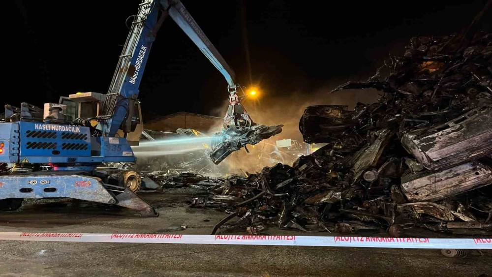 Hurdacılarda yangın paniği: Hurda ara&ccedil;lar alev aldı
