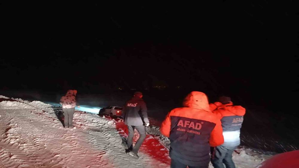 Ağrı&rsquo;da tipi nedeniyle şarampole kayan ara&ccedil;taki 2&rsquo;si &ccedil;ocuk 4 kişi kurtarıldı
