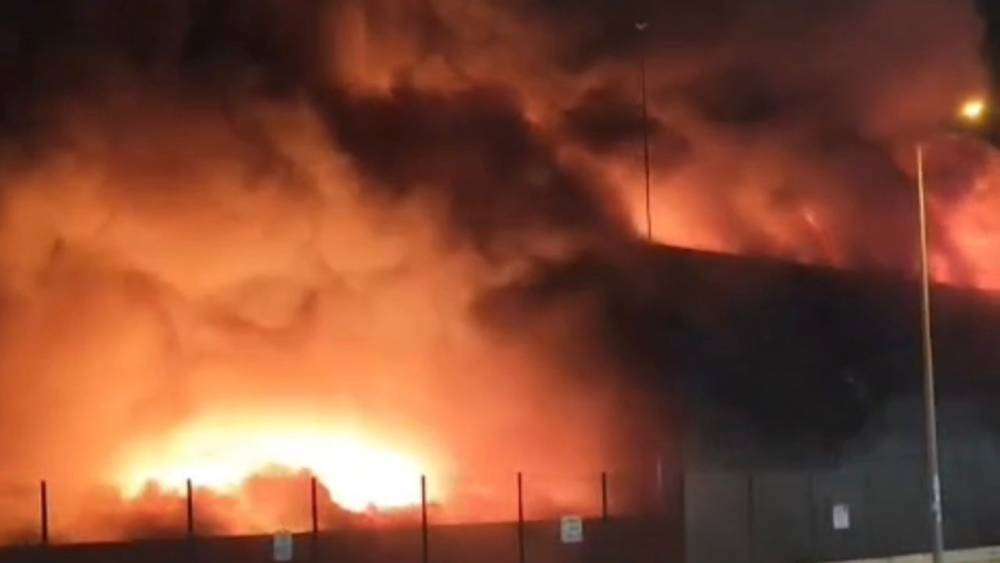 Kadirli OSB&rsquo;de tavuk fabrikasında yangın: Ekipler m&uuml;dahale ediyor
