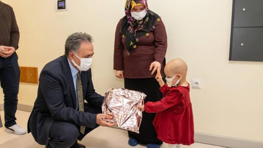 Rekt&ouml;r Akpolat, Onkoloji Hastanesi&rsquo;ndeki minik hastaları hediyelerle sevindirdi
