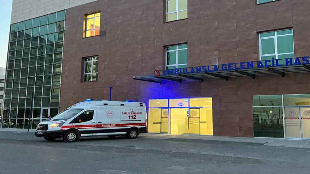 Tır otomobile arkadan &ccedil;arptı: 1 &ouml;l&uuml;, 1 yaralı
