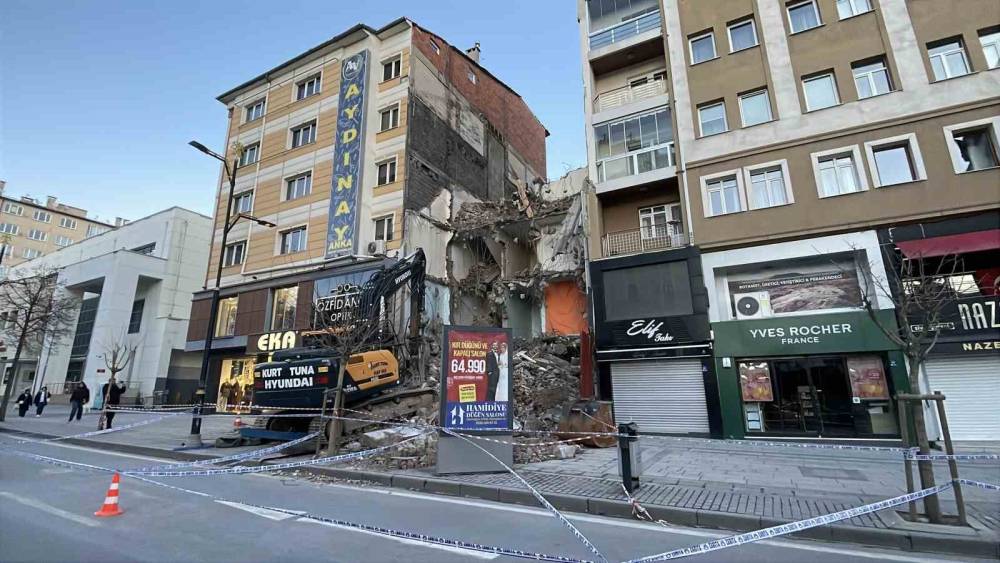 Yıkım sırasında bitişikteki bina hasar g&ouml;rd&uuml;, 21 daireli bina tahliye edildi
