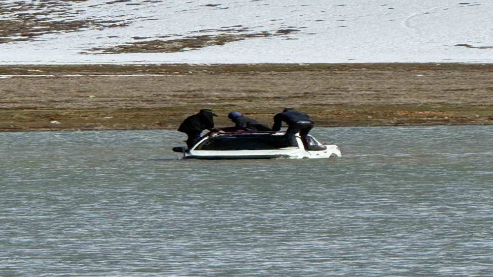 Otomobille girdikleri g&ouml;lde mahsur kaldılar
