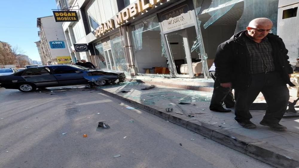 Elazığ&rsquo;da otomobil, mobilya mağazasına girdi
