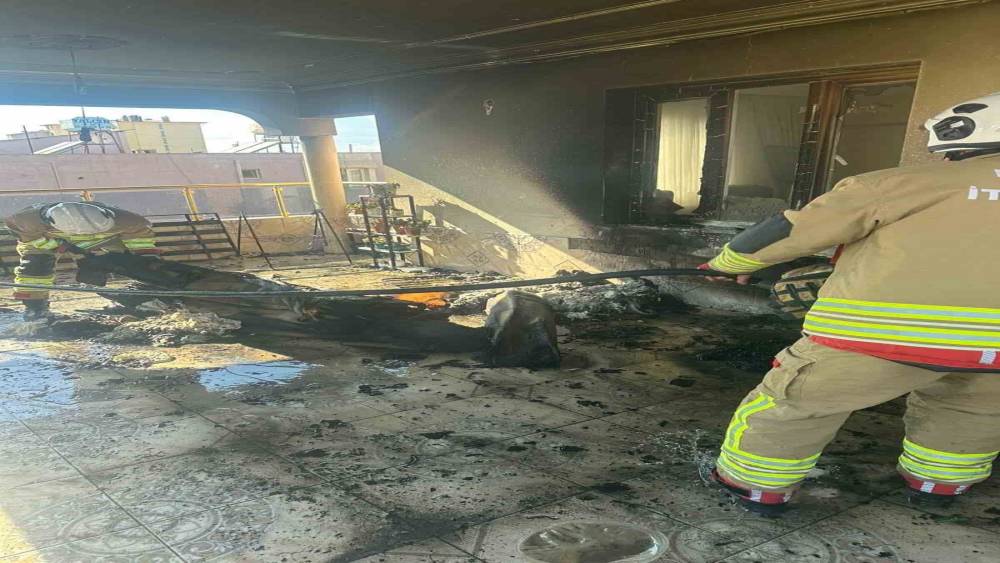 Reyhanlı&rsquo;da evin balkonundan alevler y&uuml;kseldi
