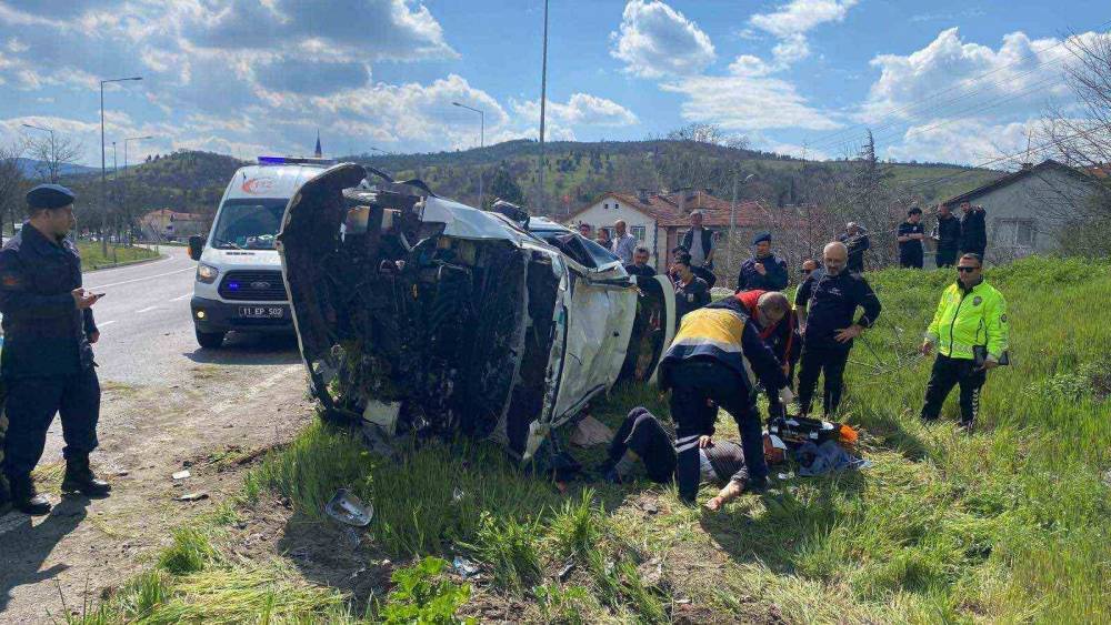 Otomobil devrildi: 2 kişi yaralandı
