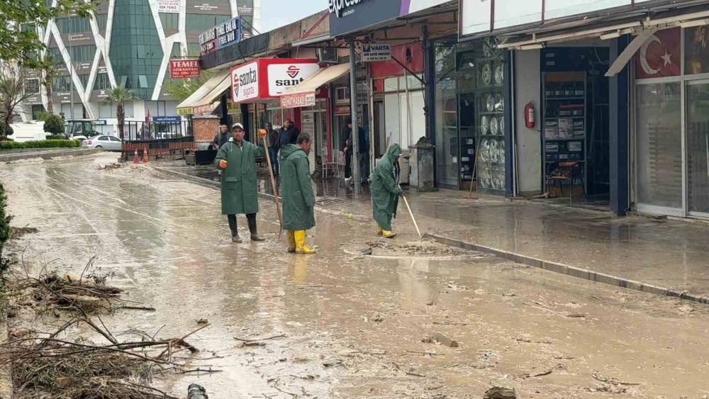 Kadirli&rsquo;de selin ardından temizlik başladı, esnaf yardım bekliyor
