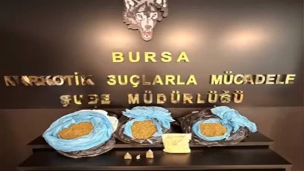 &Ccedil;ekicinin zulasından 16,7 kilogram uyuşturucu &ccedil;ıktı, 2 kişi tutuklandı
