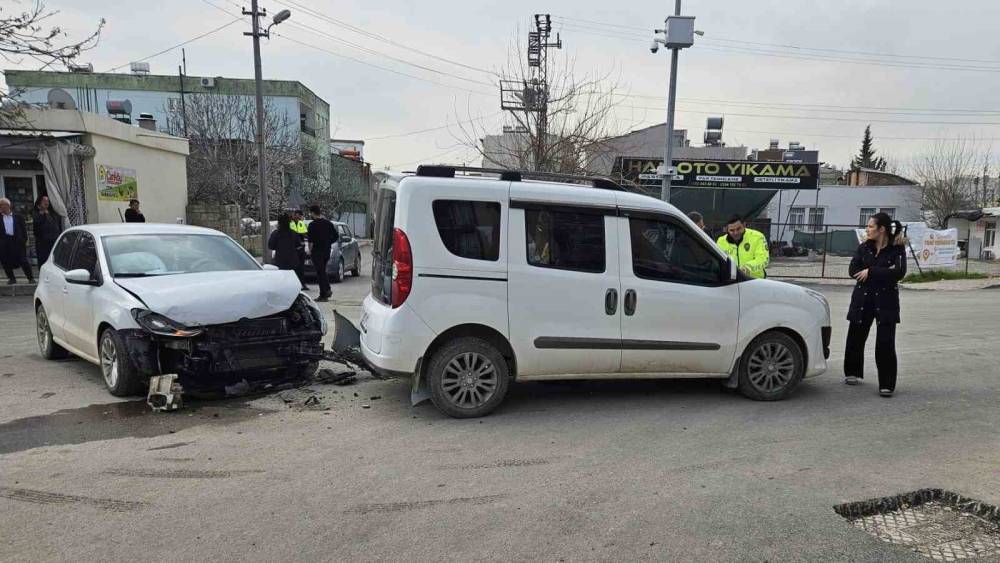 Otomobil ile hafif ticari ara&ccedil; &ccedil;arpıştı: 1 yaralı
