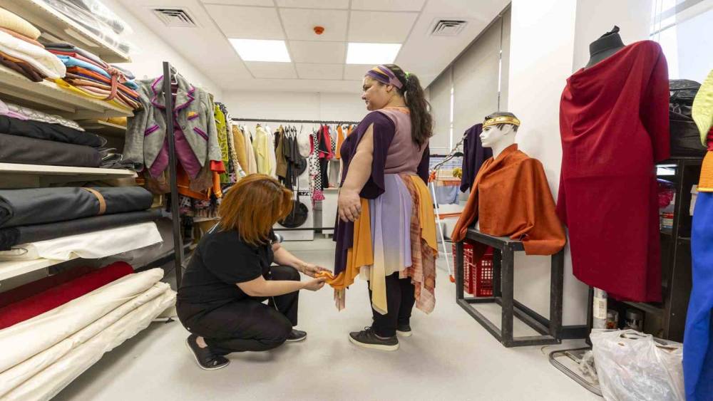 Mersin B&uuml;y&uuml;kşehir Belediyesi Şehir Tiyatrosunda kost&uuml;mler usta ellerde hazırlanıyor
