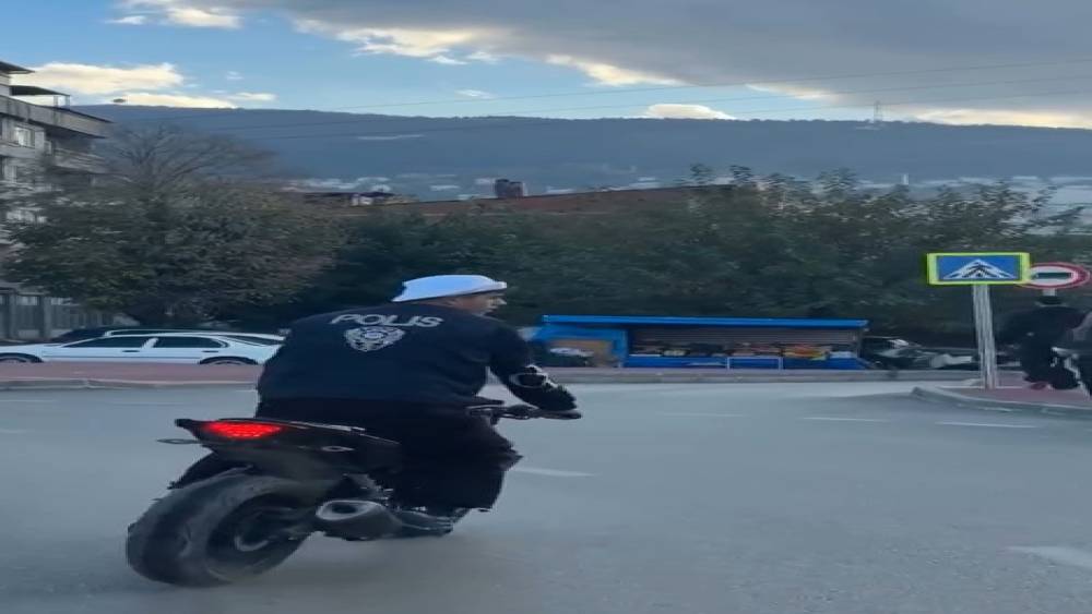 Polis yeleği giyip trafikte tehlikeli hareketler yaptı, cezadan ka&ccedil;amadı

