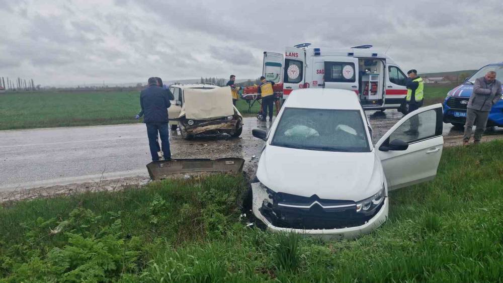 &Ccedil;orum&rsquo;da iki otomobil &ccedil;arpıştı: 3 yaralı
