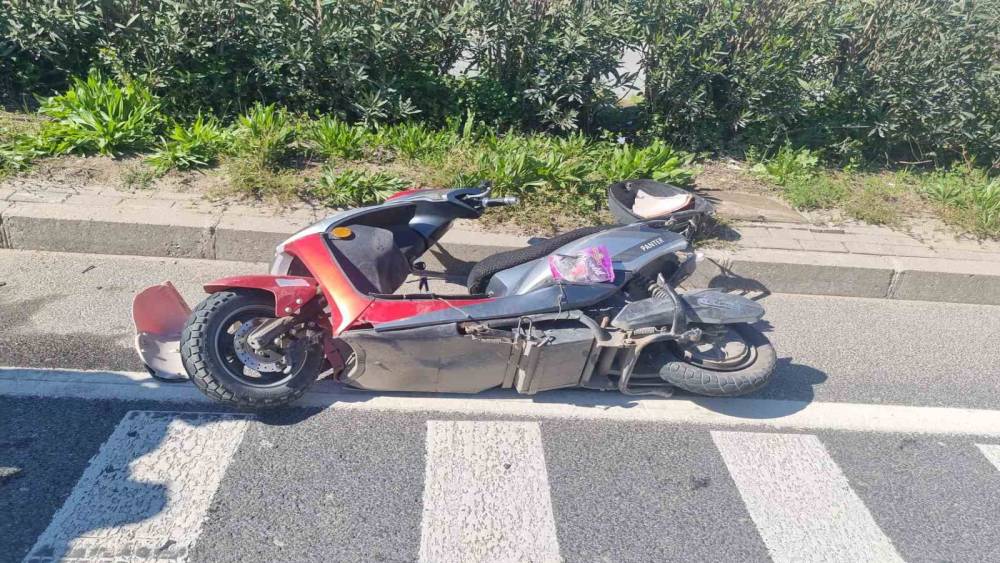 Salihli&rsquo;de ekobis ve motosiklet &ccedil;arpıştı: 3 yaralı
