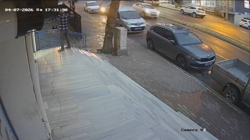 4 araca &ccedil;arptı, hızını alamayıp markete daldı
