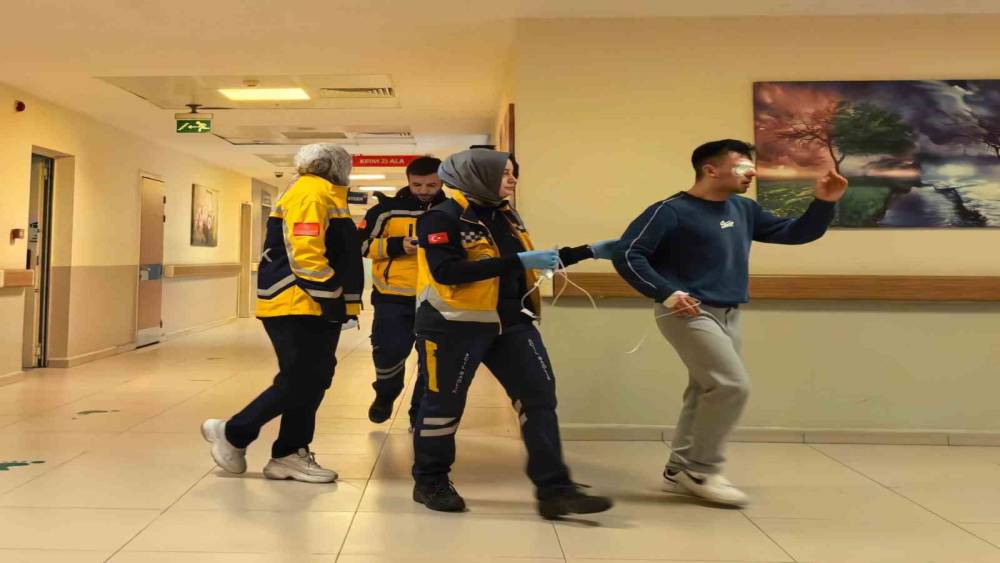 Bursa&rsquo;da kesim makinesinden fırlayan par&ccedil;a iş&ccedil;inin g&ouml;z&uuml;ne saplandı
