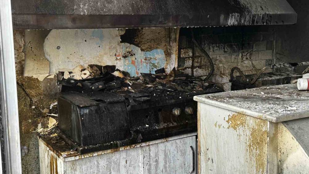 İşletmeci dışarıdayken d&uuml;kkanında yangın &ccedil;ıktı
