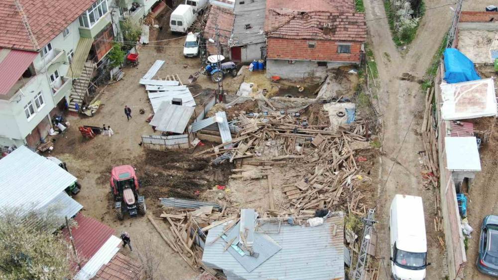 Kastamonu&rsquo;da &ccedil;ıkan fırtına sırasında ahır &ccedil;&ouml;kt&uuml;: 4 b&uuml;y&uuml;kbaş hayvan telef oldu

