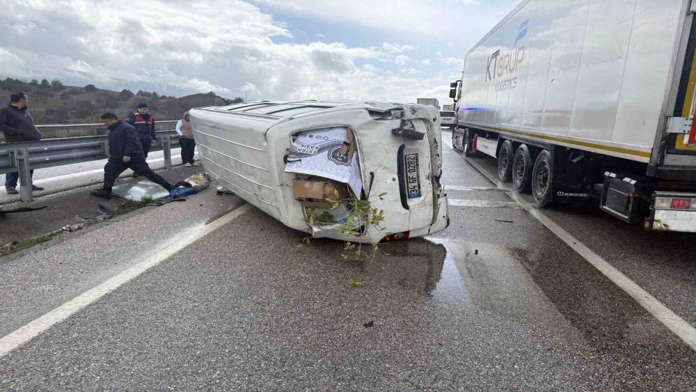 D100&rsquo;de minib&uuml;s devrildi: 1 yaralı
