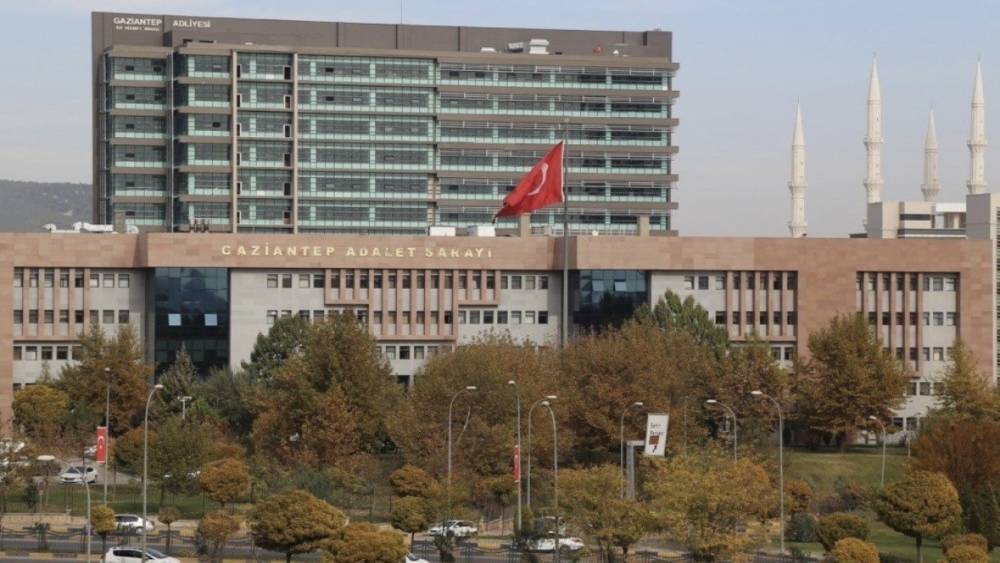 Gaziantep&rsquo;te eşinin y&uuml;z&uuml;n&uuml; taşla ezip darbeden sanık ağır cezada yargılanacak
