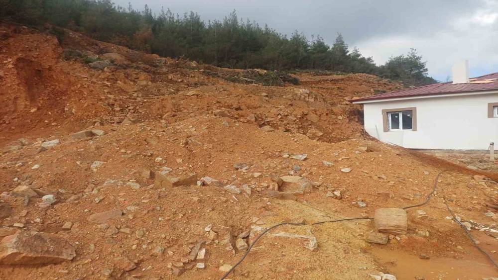 Osmaniye&rsquo;de yağış sonrası heyelan: Bazı evlerin &ccedil;evresinde &ccedil;atlaklar oluştu
