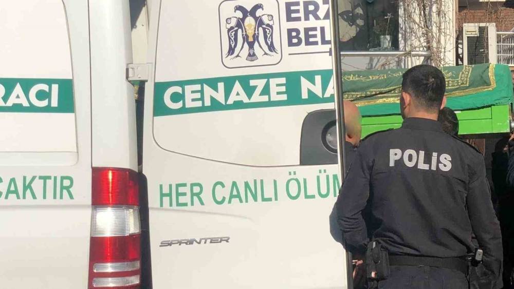 Aile faciasında hayatını kaybeden anne ve oğul Kemah&rsquo;ta toprağa verilecek
