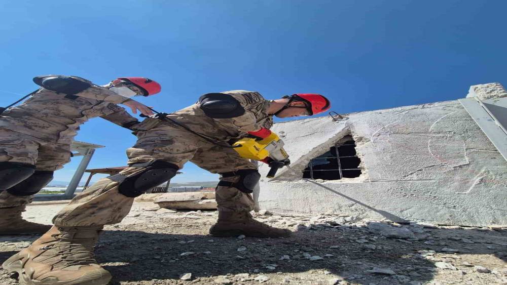 AFAD&rsquo;dan jandarma komandolara arama ve kurtarma eğitimi
