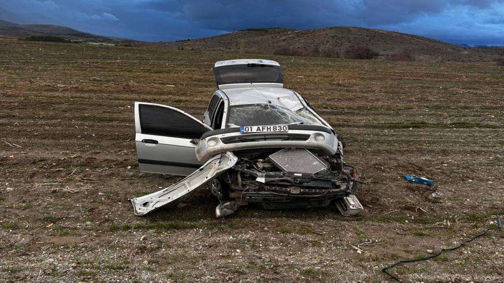 Malatya&rsquo;da aydınlatma direğine &ccedil;arpan ara&ccedil; takla attı: 3 yaralı
