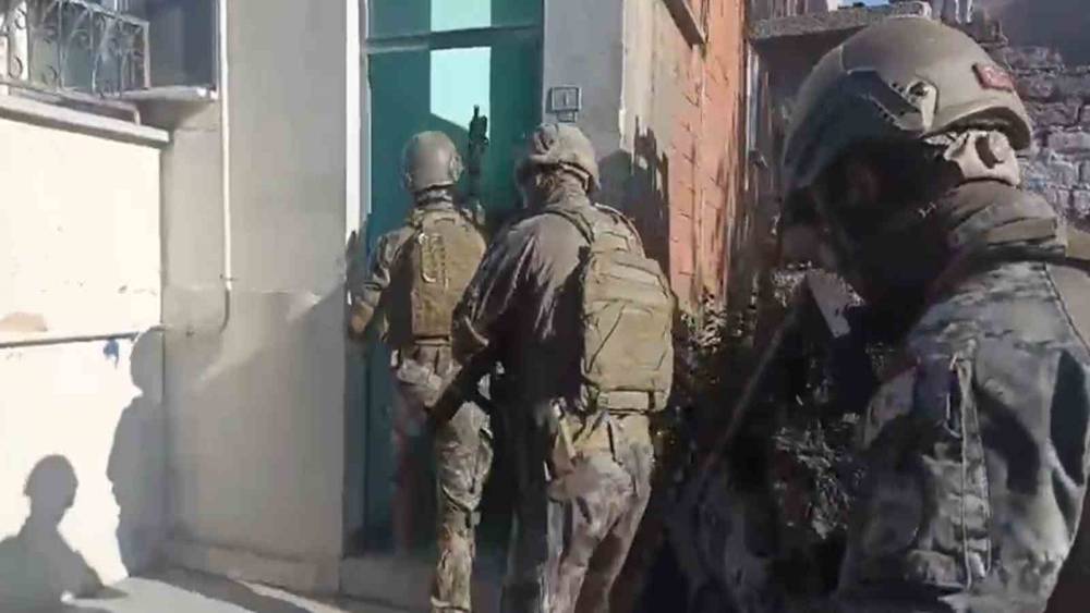 &Ccedil;oraplara ve sakız kutularına sakladıkları uyuşturucuyu ekipler buldu

